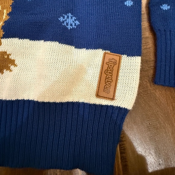 Tipsy Elves Mistletoe Romantic Sasquatch Ugly Christmas Sweater size Medium - Picture 7 of 11